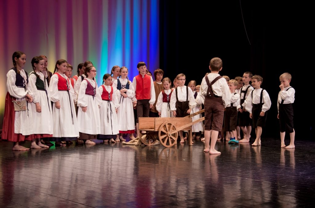 Anej in Martin sodelovala na srečanju otroških folklornih skupin