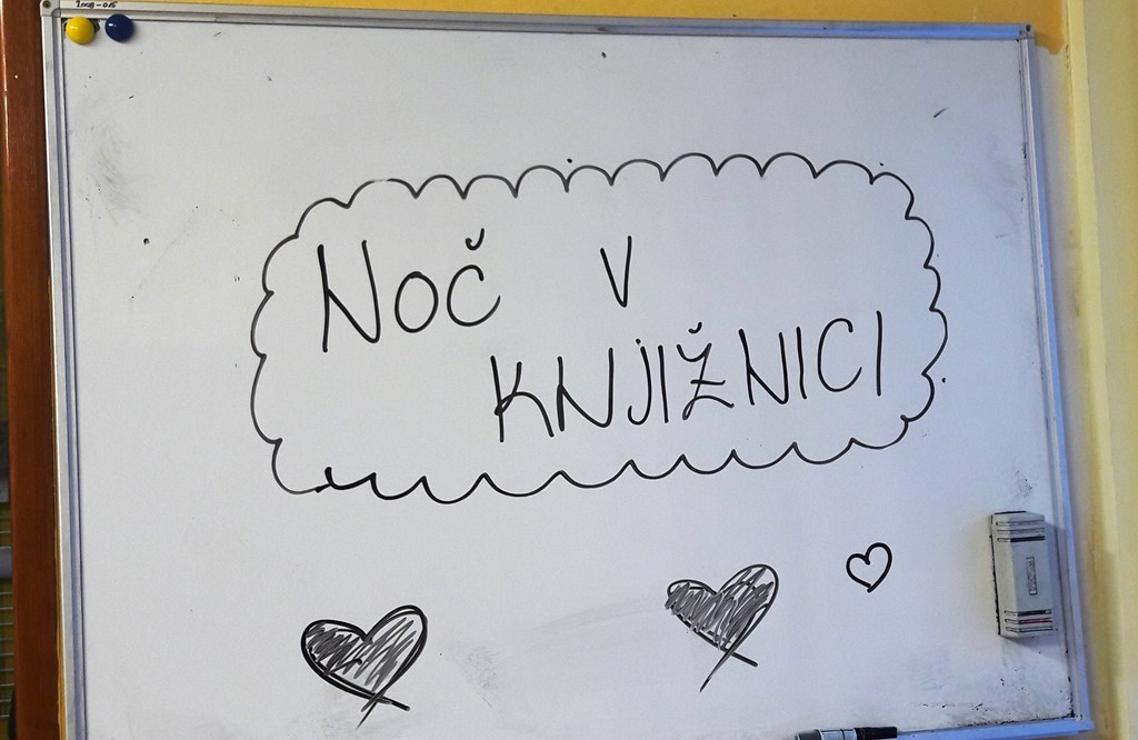 NOČ V KNJIŽNICI